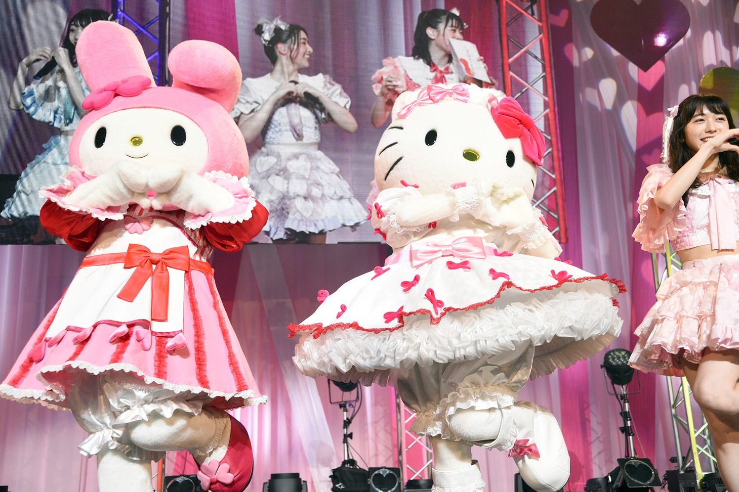「すきっ！～超ver～」の振り付けを踊るマイメロディとハローキティ。