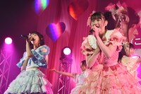 左から辻野かなみ、坂井仁香。