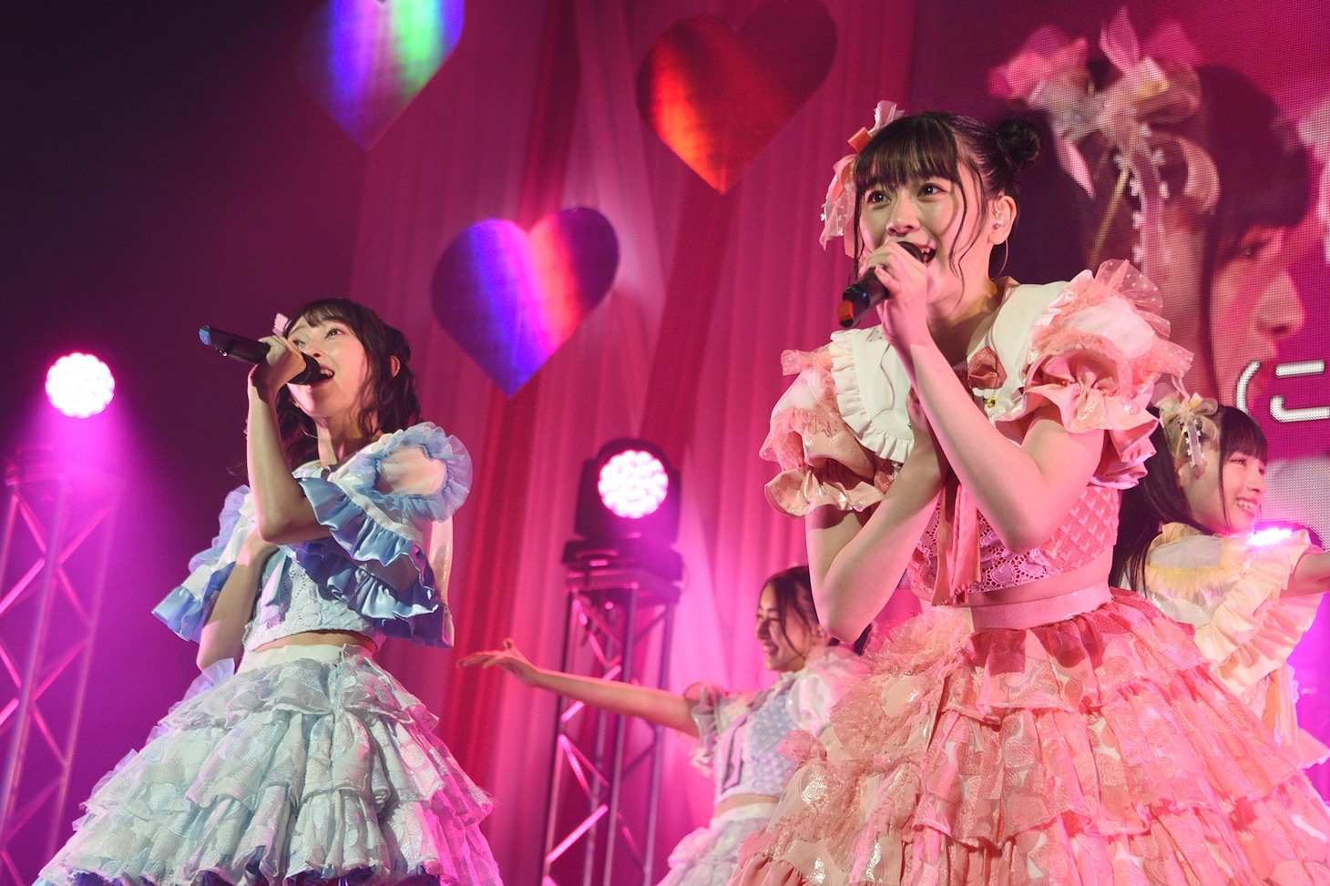 左から辻野かなみ、坂井仁香。