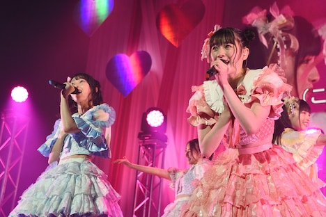 左から辻野かなみ、坂井仁香。