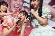 メンバーに頭を撫でられる坂井仁香。