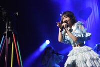 カメラに向かってセリフを披露する辻野かなみ。