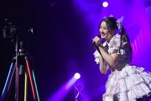 カメラに向かってセリフを披露する杏ジュリア。