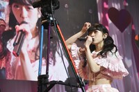 カメラに向かってセリフを披露する小泉遥香。