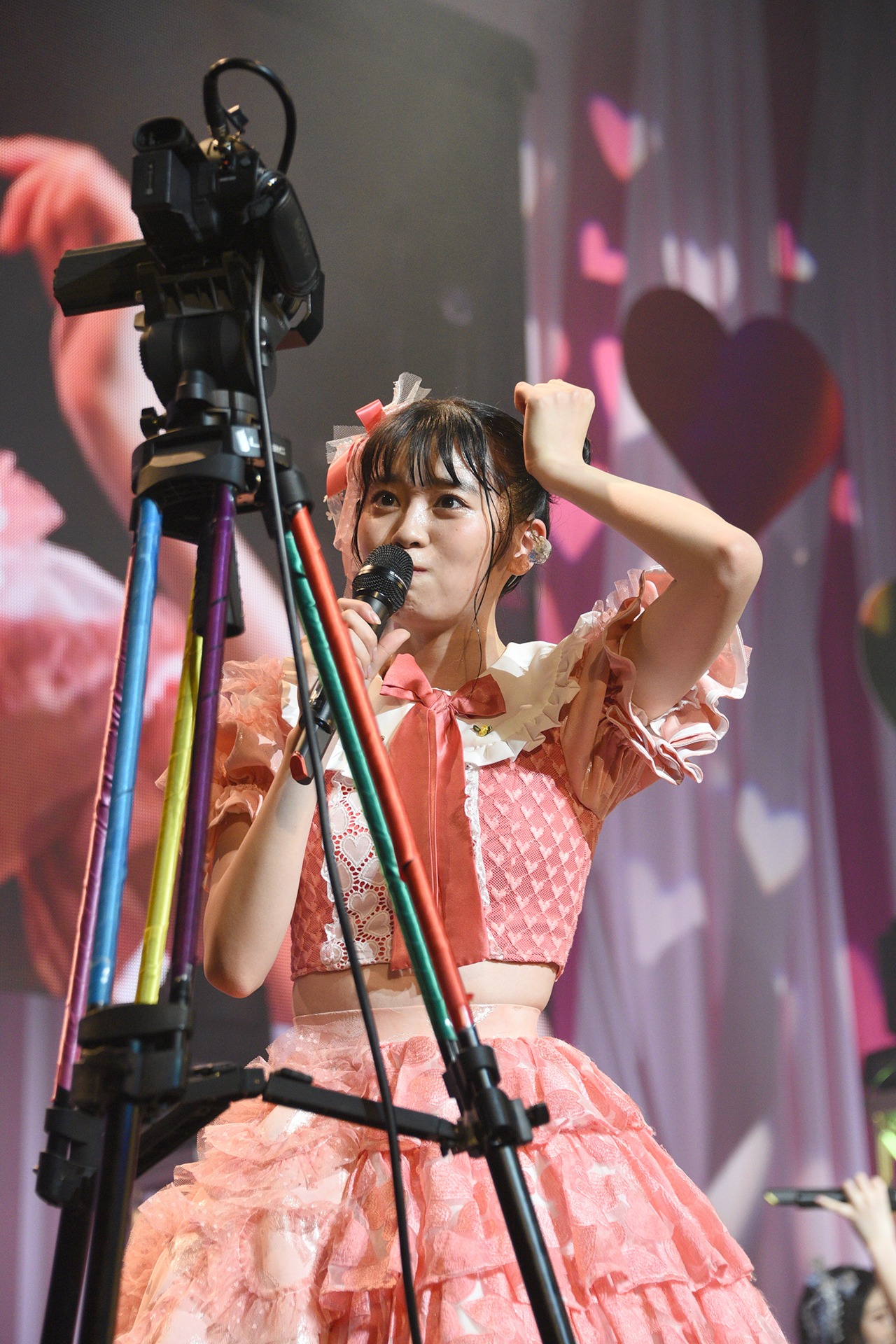 カメラに向かってセリフを披露する坂井仁香。