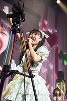 カメラに向かってセリフを披露する吉川ひより。