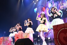 「きみのハートにロックオンっ！」というお決まりの挨拶を決める超ときめき♡宣伝部。