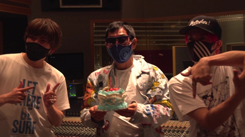 レコーディングをするEXITと明石家さんま。