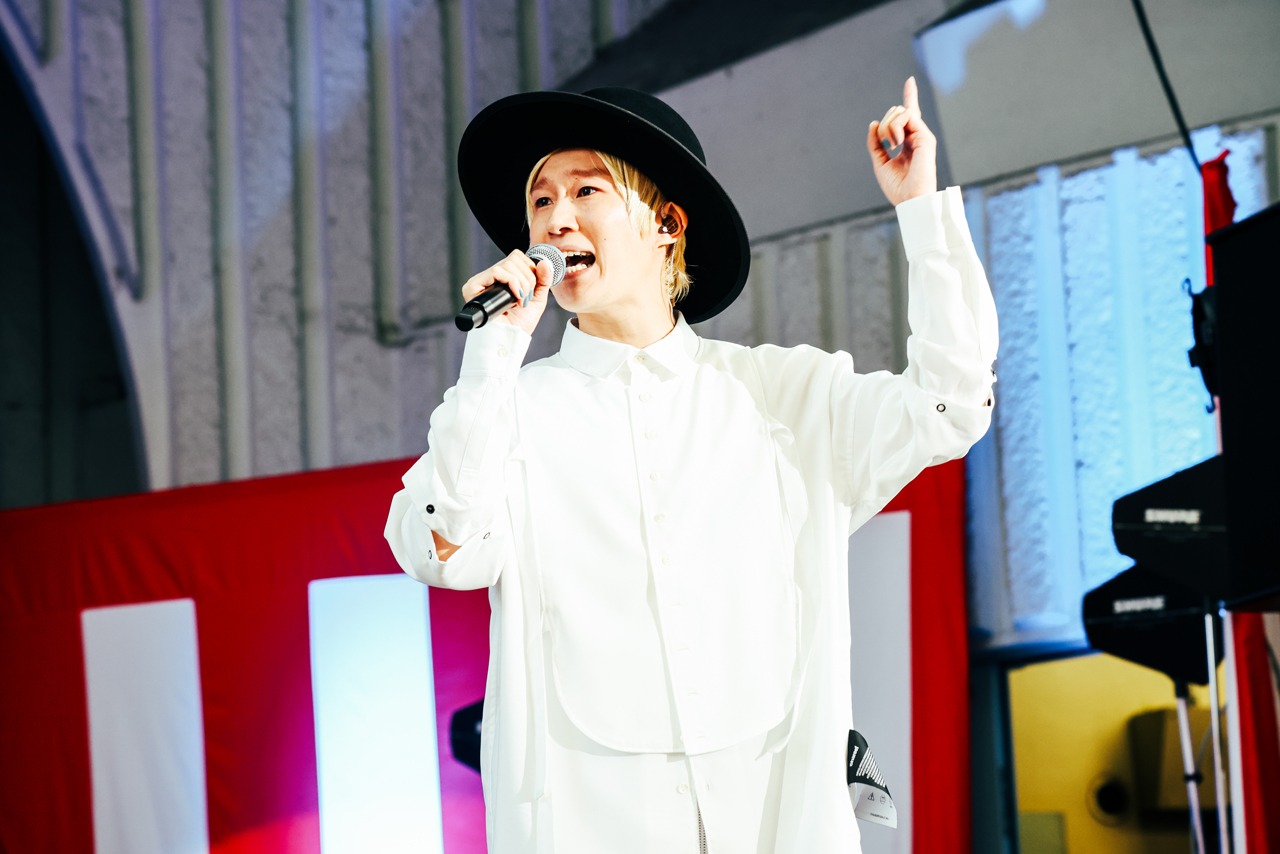 山田義孝（Vo）（撮影：白石達也）