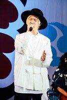 山田義孝（Vo）（撮影：白石達也）