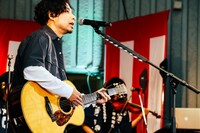 吉田結威（G, Vo）（撮影：白石達也）
