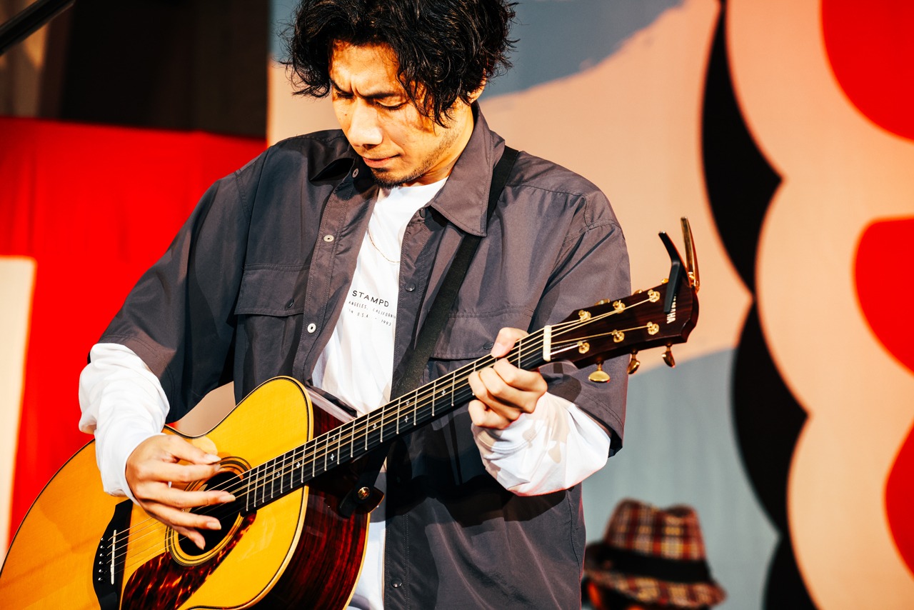 吉田結威（G, Vo）（撮影：白石達也）