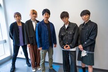 唐沢寿明（中央）とBLUE ENCOUNT。