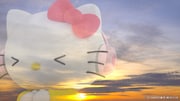 感傷的な夕焼けに染まるキティ。(c)’21 SANRIO 著作(株)サンリオ
