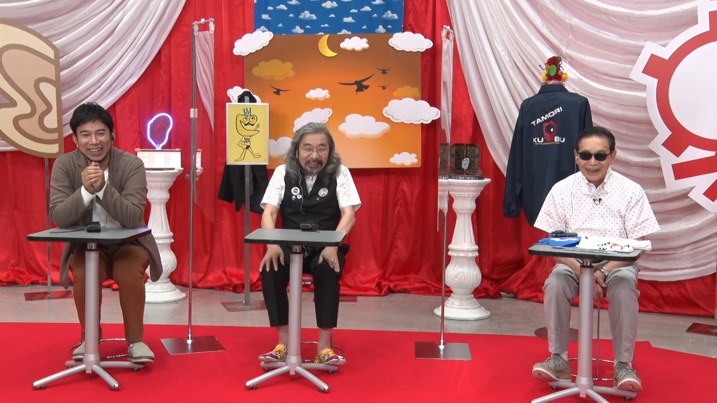 左からグローバー、安斎肇、タモリ。(c)テレビ朝日
