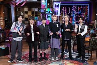 左から田中圭、BLUE ENCOUNT、千葉雄大。 (c)日本テレビ