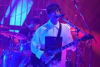 田邊駿一（Vo, G）(c)日本テレビ