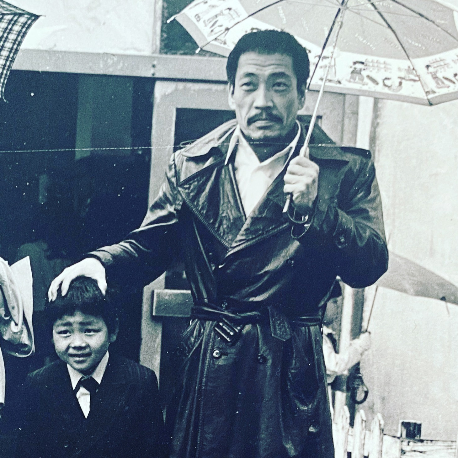 大森南朋（左）と父である麿赤兒（右）。