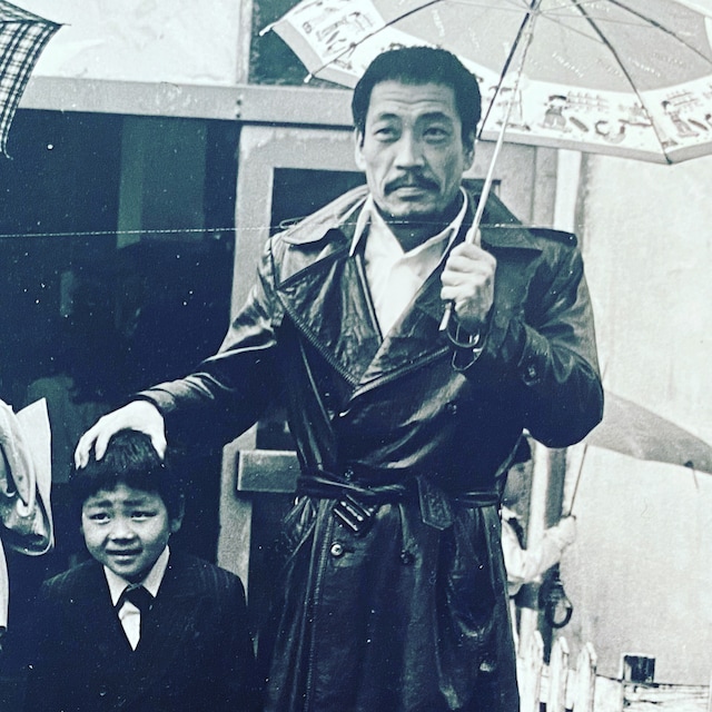 大森南朋（左）と麿赤児。