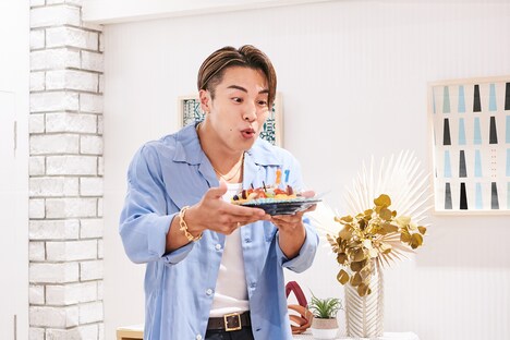 ろうそくの火を吹き消すRIKU。