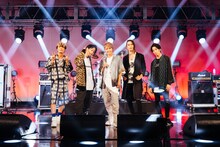 手越祐也とTHE ORAL CIGARETTES。（撮影：ハタサトシ）