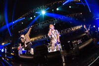 手越祐也とTHE ORAL CIGARETTES。（撮影：ハタサトシ）