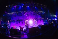 手越祐也とTHE ORAL CIGARETTES。（撮影：ハタサトシ）