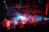 手越祐也とTHE ORAL CIGARETTES。（撮影：ハタサトシ）