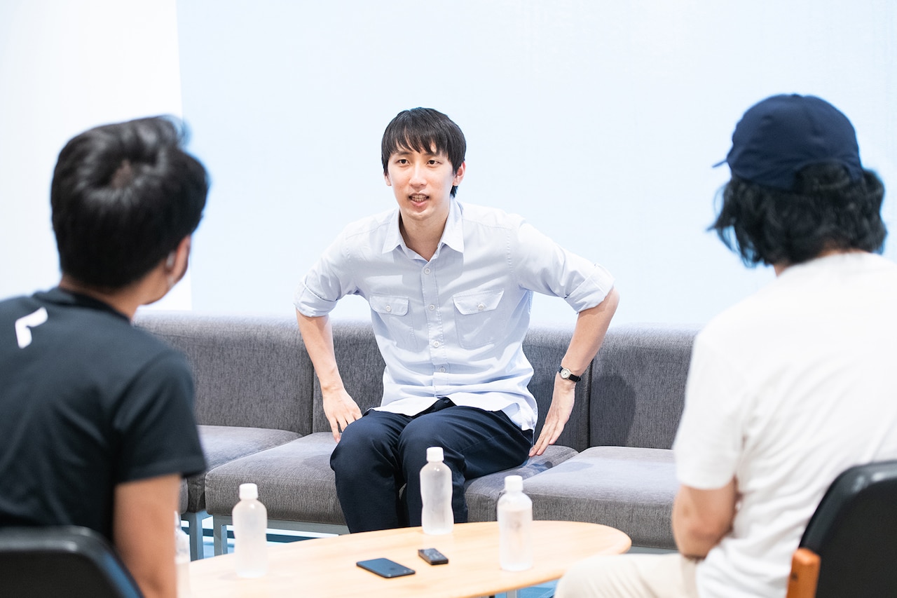 左から南波一海、朝井リョウ、佐々木敦。