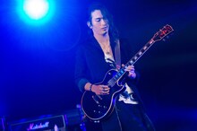 鈴木重伸（G / THE ORAL CIGARETTES）（撮影：ハタサトシ）