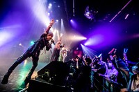 二丁目の魁カミングアウトのライブの様子。（Photo by Masayo）