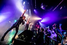 二丁目の魁カミングアウトのライブの様子。（Photo by Masayo）