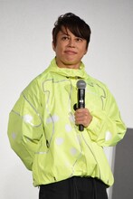 派手な衣装で登場した西川貴教。