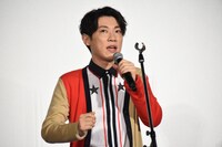 手遊びをする横山だいすけ。