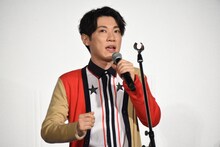 手遊びをする横山だいすけ。