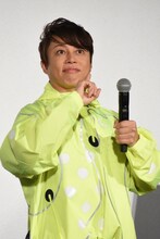 手遊びをする西川貴教。