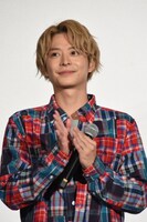 手遊びをする小池徹平。