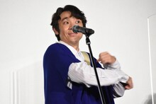 手遊びをする小林よしひさ。