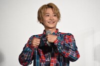 手遊びをする小池徹平。