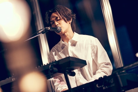 「#NoBuskNoLife」より藤井レオ（Vo, Key）。