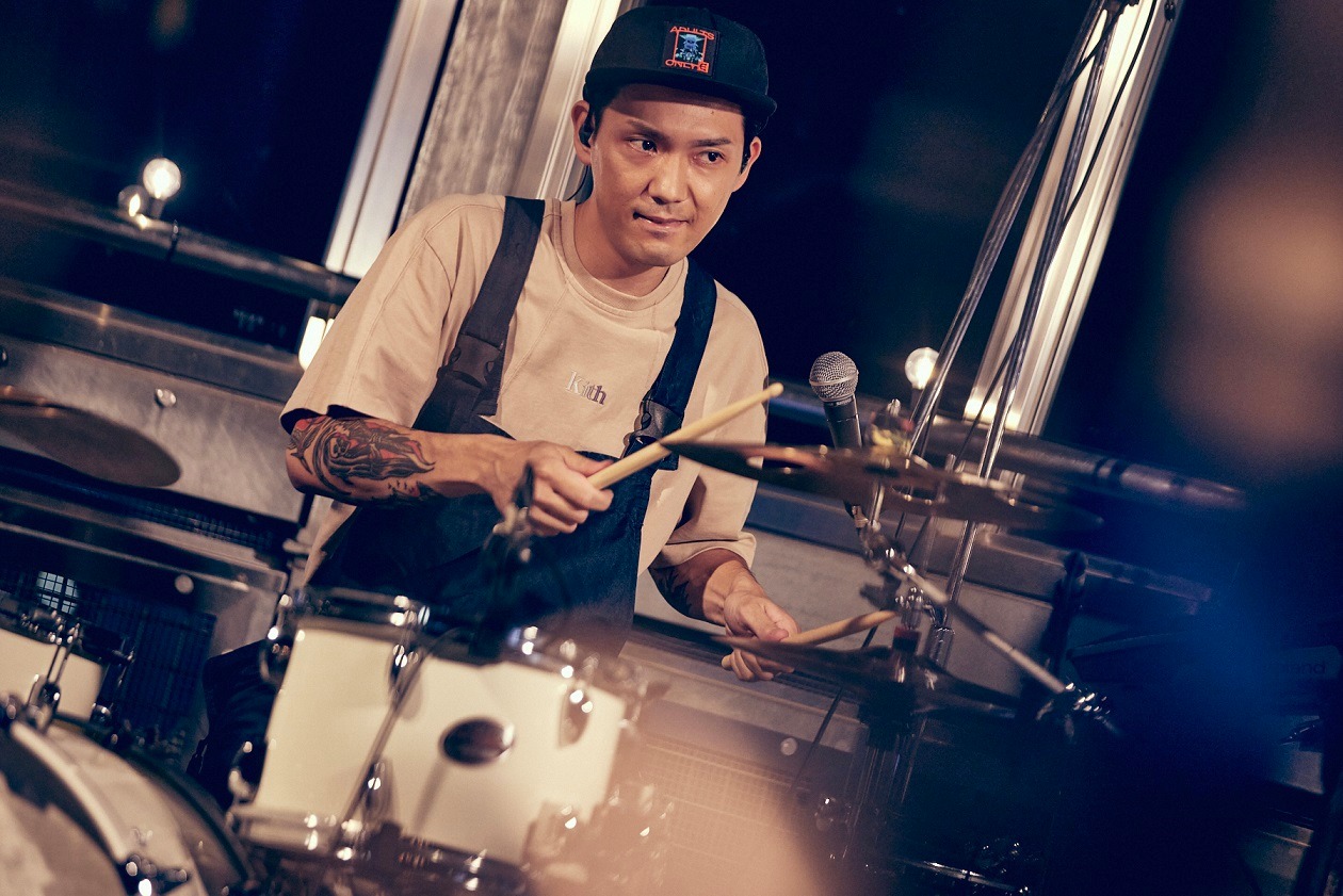 「#NoBuskNoLife」より冨田洋之進（Dr）。