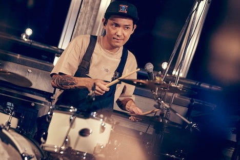 「#NoBuskNoLife」より冨田洋之進（Dr）。