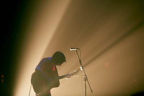 尾崎世界観(Vo, G)(撮影:岩本彩)