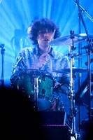 小泉拓（Dr）（撮影：関信行）