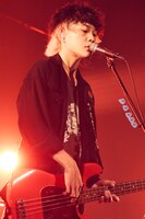 長谷川カオナシ（B）（撮影：関信行）