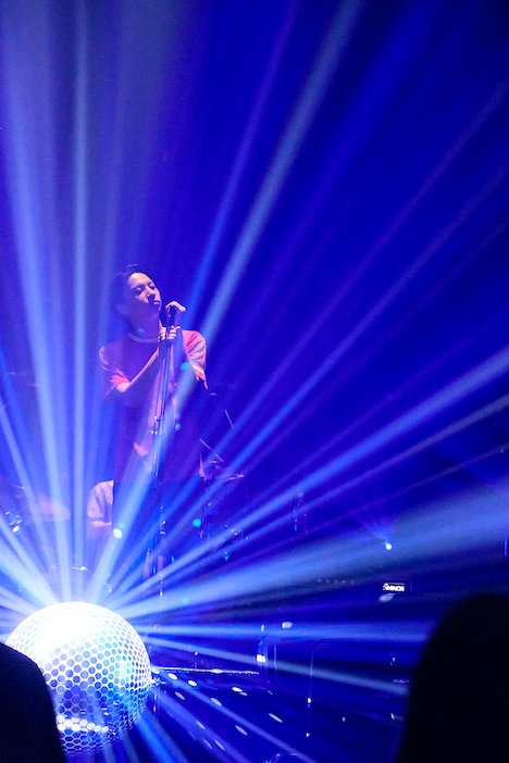 尾崎世界観(Vo, G)(撮影:関信行)