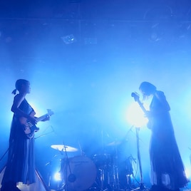 羊文学、チケット完売のツアー「Hidden Place」最終公演を生配信