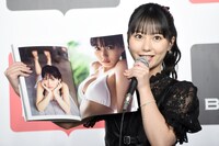 写真集のお気に入りカットを見せる田中美久（HKT48）。
