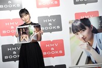 写真集のお気に入りカットを見せる田中美久（HKT48）。