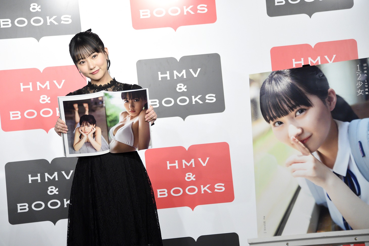 写真集のお気に入りカットを見せる田中美久（HKT48）。